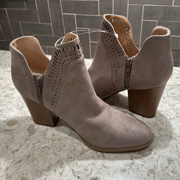 NEW~TAUPE~LASER CUT TRIM~V-CUT SIDES~3 1/2” STACKED HEELS~ CUSHIONED FOOTBED~BR - Picture 5 of 13